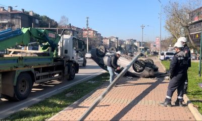 Kontrolden çıkan araç aydınlatma direğine çarpıp takla attı