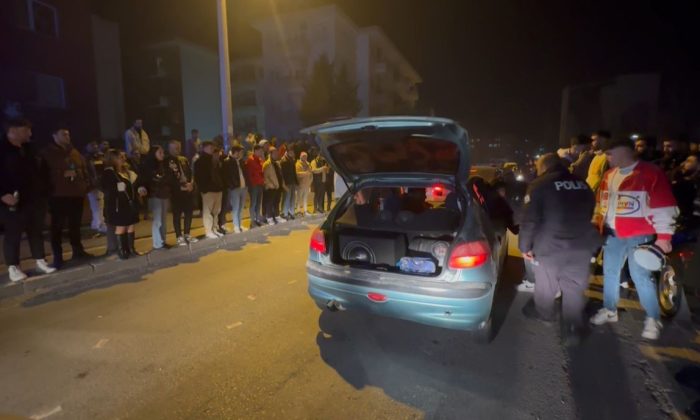 Bursa’da gençler yılbaşına şarkılar eşliğinde girdi