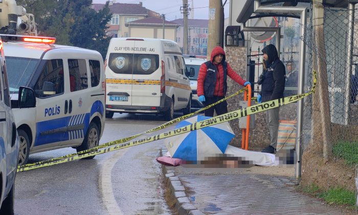 Bursa’da yere düşen adam hayatını kaybetti, cenazeyi şemsiye ile korudular