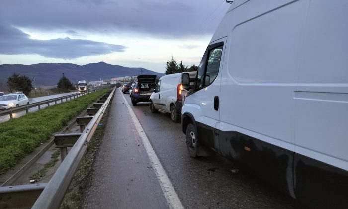 5 araç birbirine girdi; güvenlik önlemi olan 2 polis ölümden döndü