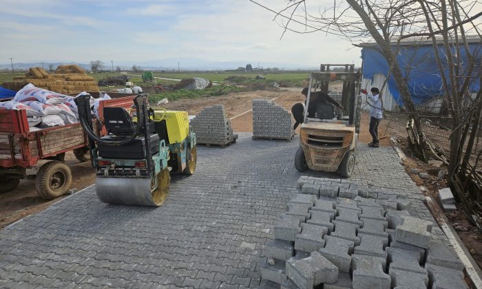 Karacabey’de mahalleler yeni asfalt ve parke taşlarıyla güzelleşiyor