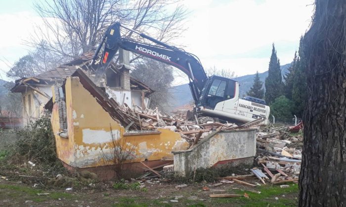 Karacabey’de 2 metruk bina daha ortadan kaldırıldı