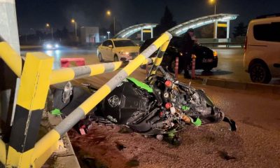 Bursa’da otomobilin çarptığı lüks motosiklet hurdaya döndü, sürücü yaralandı