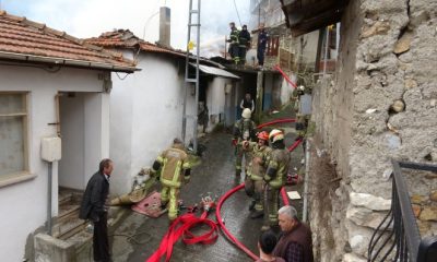 Araçların giremediği mahallede çıkan yangın güçlükle söndürüldü