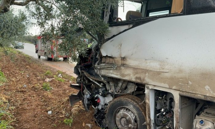 Tır ile servis minibüsü çarpıştı: 5 yaralı