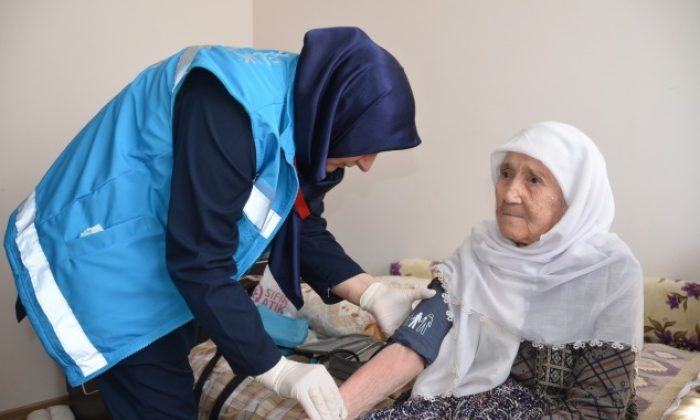 102 yaşındaki hastaya ve kızına ziyaret