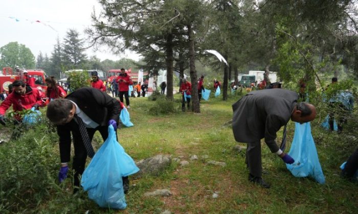 Ormana atılan çöpler tek tek toplandı