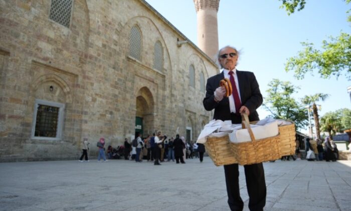 Takım elbiseli seyyar simitçi