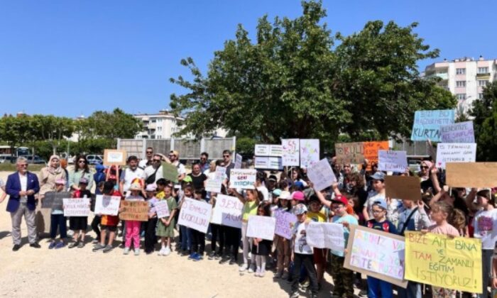 Deprem tedbirleri gereğince tahliye edilen okula bir yıldır çivi dahi çakılmadı