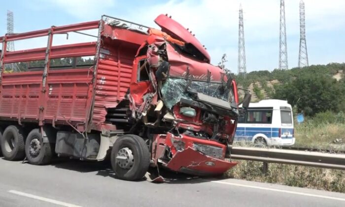 Bursa’da kamyon ile çarpışan tır şarampole uçtu