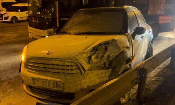 Bursa’da kontrolden çıkan araç önce bariyere sonra otomobile çarptı