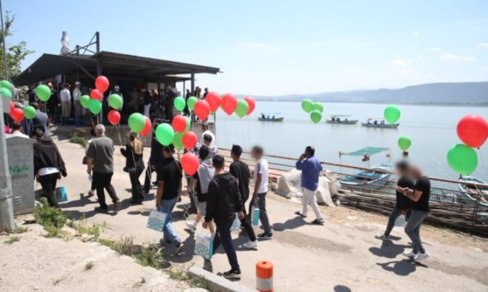 Özgürlüklerini gökyüzüne balon uçurarak kutladılar