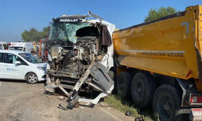 İşçi servisi ile TIR kafa kafaya çarpıştı!