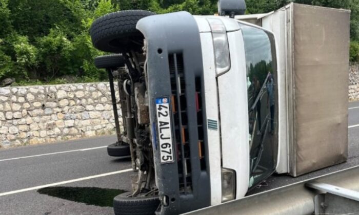 Bursa’da kamyonet devrildi