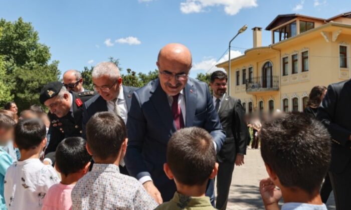 Vali Demirtaş, çocuklarla bir araya geldi