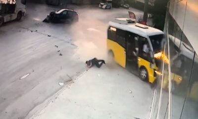 Hızla gelen otomobil yolcu minibüsüne çarptı