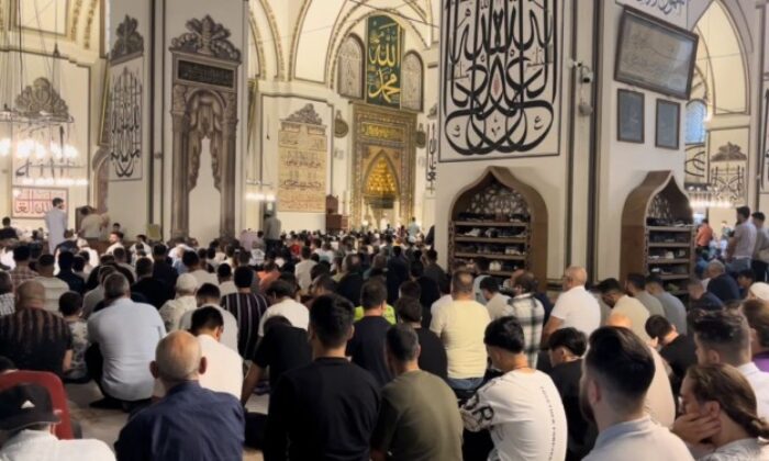 Bursa’da vatandaşlar, bayram namazı için Ulu Cami’ye akın etti