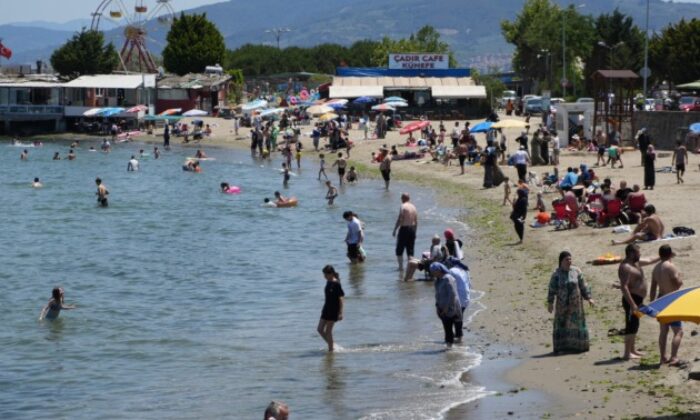 Bayram tatilinin son gününü fırsat bilenler denize akın etti