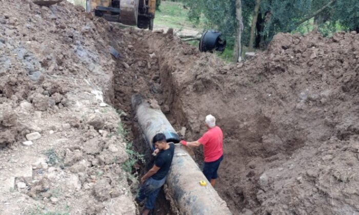 Boruların patlaması, çiftçiyi susuz bıraktı