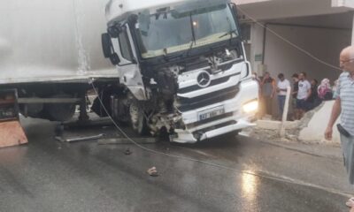 Kaygan yolda yan dönen tır yolu kapadı