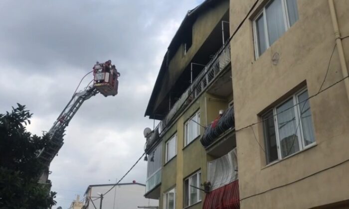 3 katlı binanın en üst katı alevlere teslim oldu: 2 kişi yaralandı