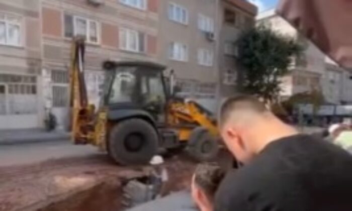 Tıraş olurken yol yapım çalışmasını izledi, gören bir daha baktı