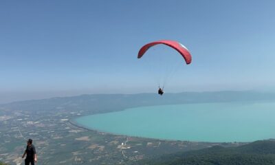 İznik Gölü turkuaza büründü, yamaç paraşütüne akın başladı