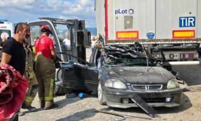 Kontrolden çıkan otomobil tırın altına girdi: 2 ölü