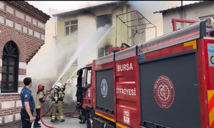 Bursa’da 3 katlı bina alev alev yandı