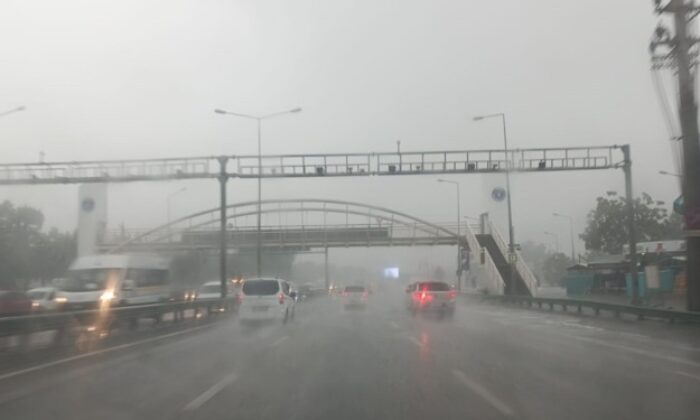 Bursa’da yollar dereye, merdivenler şelaleye döndü