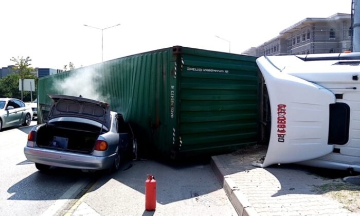 Üzerine tır devrilen otomobildeki aile ölümden döndü