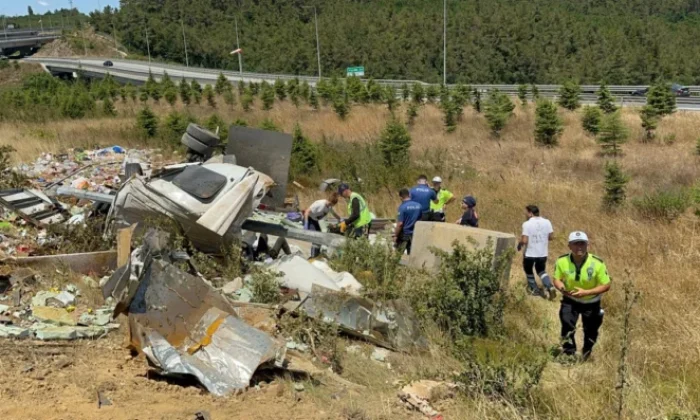Kuzey Marmara Otoyolu’nda bariyerleri aşan kamyon şarampole devrildi: 2 yaralı