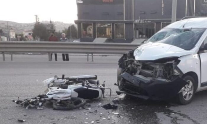 Bursa’da motosiklet ile hafif ticari araç kafa kafaya çarpıştı: 1’i ağır 2 yaralı