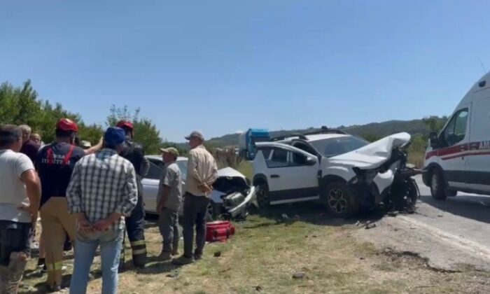 Bursa’da iki otomobil kafa kafaya çarpıştı: 5 yaralı