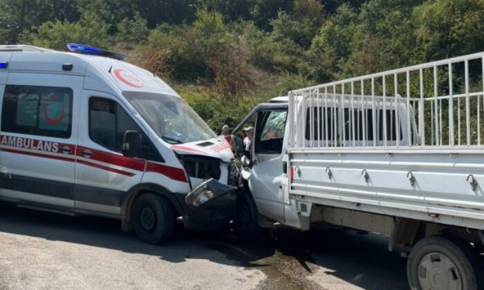 Bursa’da katliam gibi kaza: 2 ambulans kamyonet ile çarpıştı, 7 kişi yaralandı