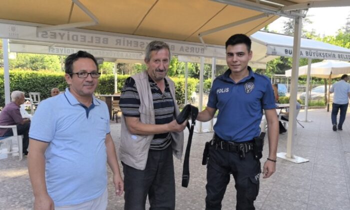 Camide bulduğu dövizleri polise teslim etti