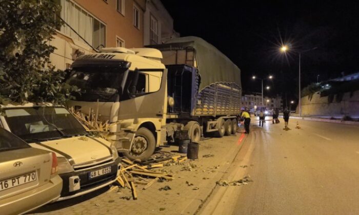 Freni boşalan TIR dehşet saçtı