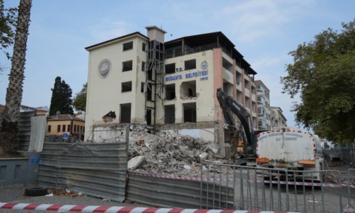 Mudanya’da 50 yıllık belediye binası yıkılıyor