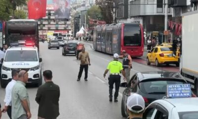 Cadde üzerinde defalarca kendini bıçakladı