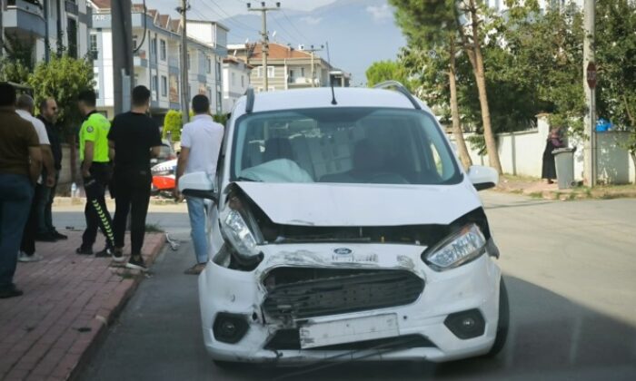 Okul servisi ile hafif ticari araç çarpıştı