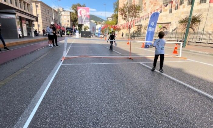 Bursa’nın en işlek caddesi 2 saat çocuklara kaldı