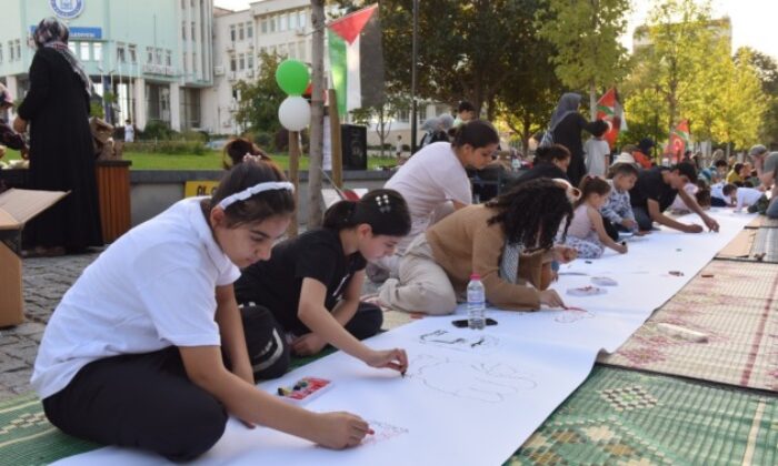 “Filistinli çocuklar için çiz” etkinliğiyle Gazze’de ölen çocuklara dikkat çekildi