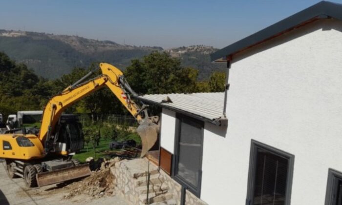 Gökçeören’de kaçak bir villa daha yıkıldı