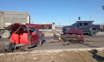 Otomobil ikiye bölündü, 2 kişi yola fırladı