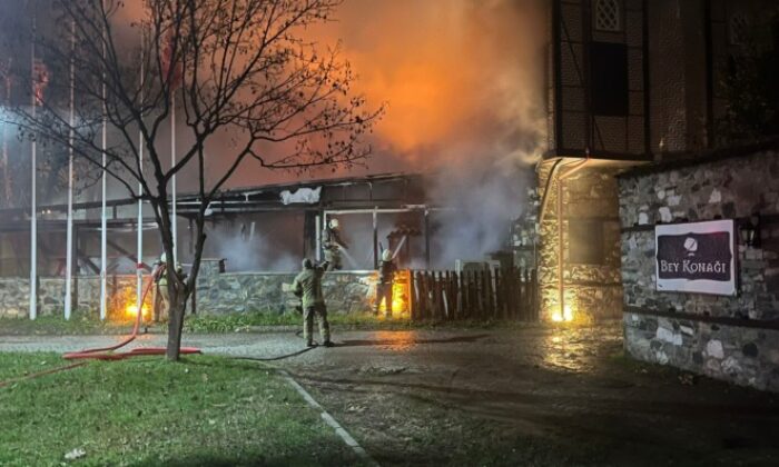 Bursa’da 2 katlı otelin çatısında yangın