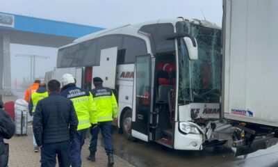 Yolcu otobüsü TIR’a çarptı! Yaralılar var