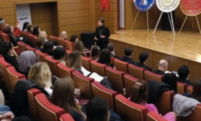 Mudanya Üniversitesi’nde ‘yeni dünyada çocuk olmak semineri’