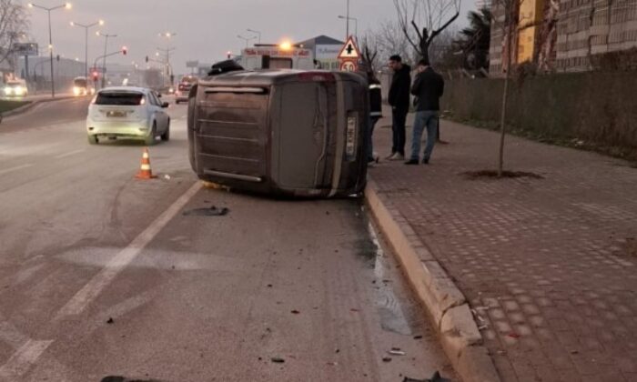 Bursa’da otomobile çarpan ticari araç devrildi!