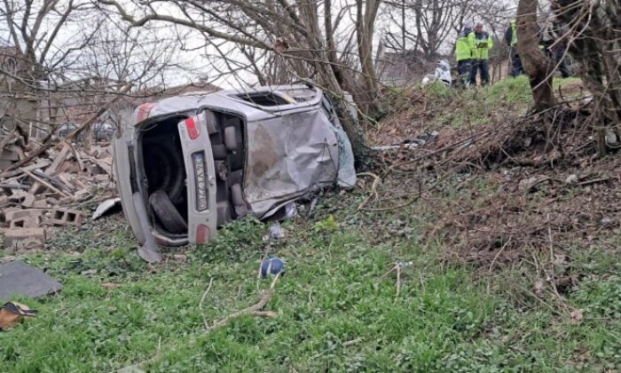 Bursa’da otomobil duvarı yıkarak uçtu: 1’i ağır 4 yaralı