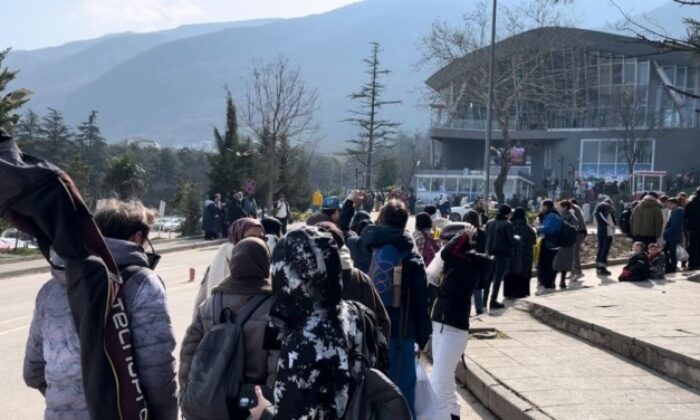 Bursa’da teleferik arızalandı, metrelerce kuyruk oluştu